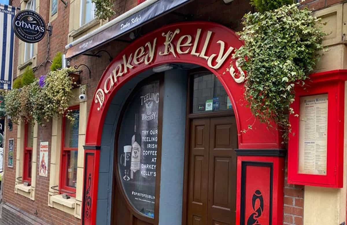 Old Town Dublin: Famous Pubs Exploration Game